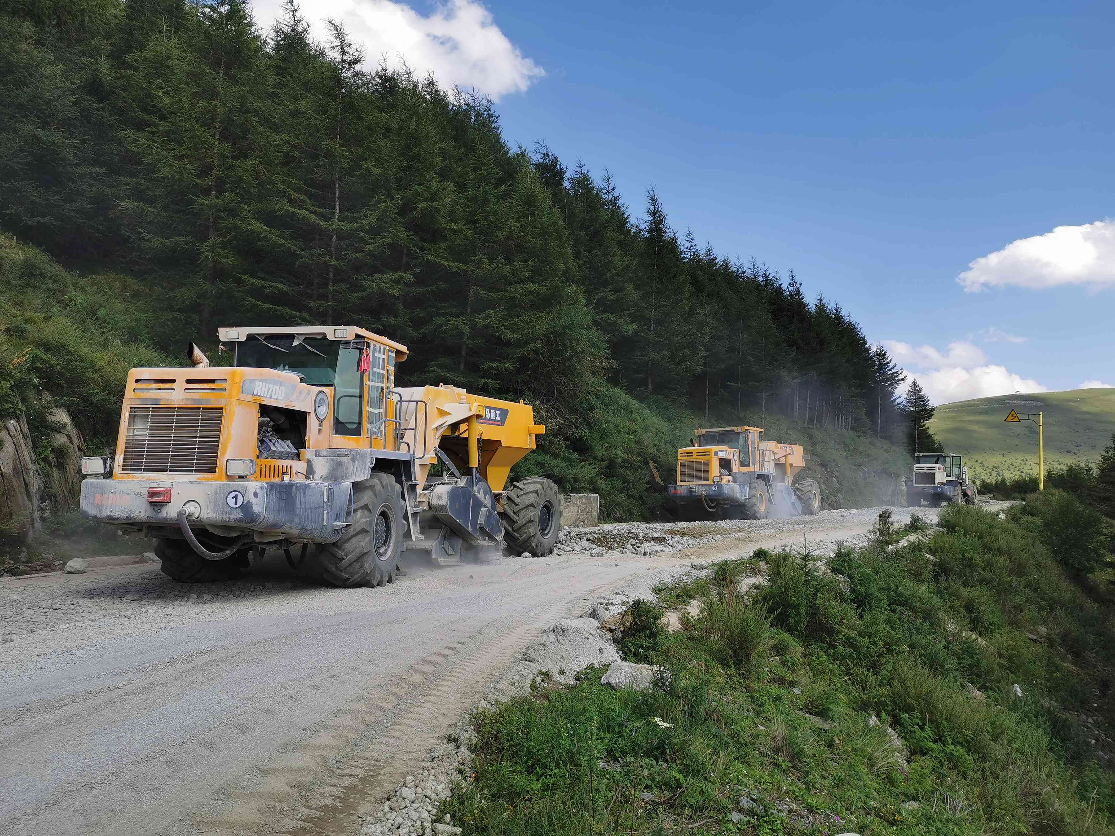 RH700，水泥路面再生機五臺山水泥路破碎施工